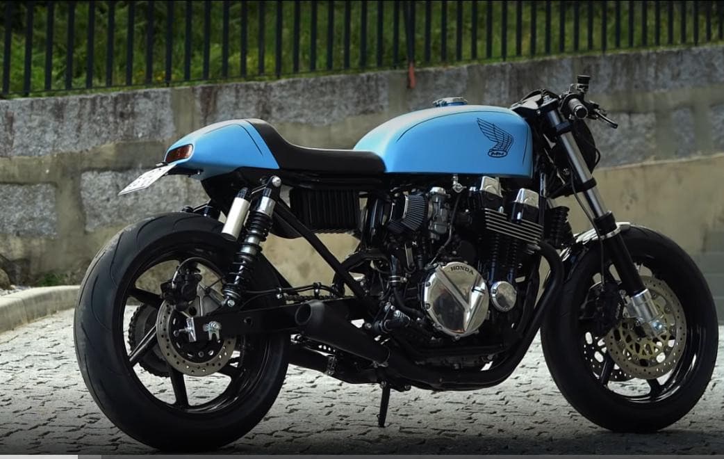 Bastaram 10 Segundos: O Monstro de 4 Cilindros que Desafia as Regras das Cafe Racers