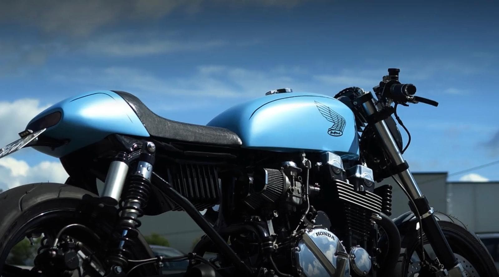 O Monstro de 4 Cilindros que Desafia as Regras das Cafe Racers